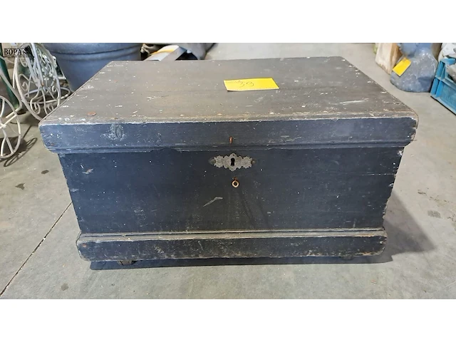 Lot 39 - houten zwarte kist met slot - afbeelding 1 van  4