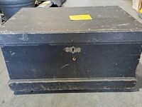 Lot 39 - houten zwarte kist met slot