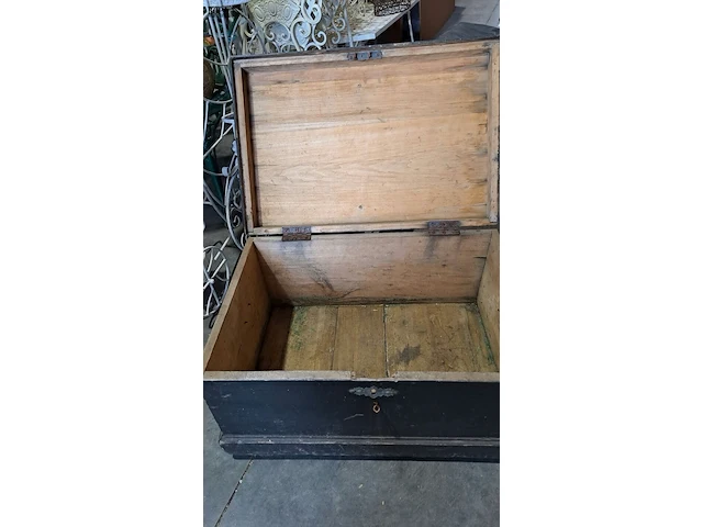 Lot 39 - houten zwarte kist met slot - afbeelding 2 van  4
