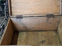 Lot 39 - houten zwarte kist met slot - afbeelding 2 van  4