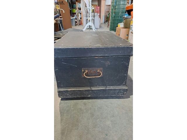 Lot 39 - houten zwarte kist met slot - afbeelding 3 van  4
