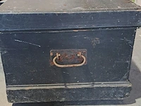 Lot 39 - houten zwarte kist met slot - afbeelding 3 van  4
