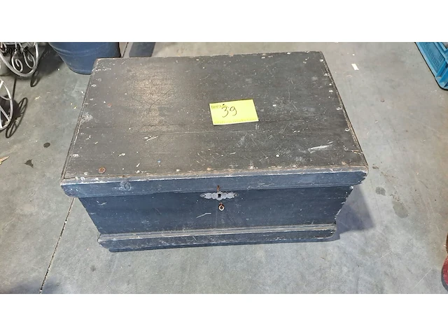 Lot 39 - houten zwarte kist met slot - afbeelding 4 van  4