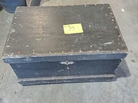 Lot 39 - houten zwarte kist met slot - afbeelding 4 van  4