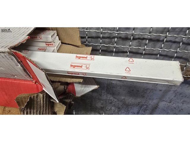 Lot 39 - kabelgoten legrand wit, ong. 25 stuks - afbeelding 2 van  2