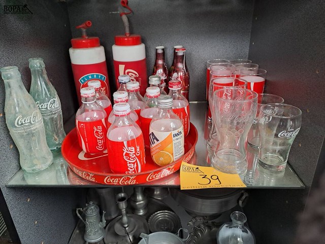 Lot 39 - lot coca cola collectie: glazen flesjes, plateaus, drinkfles - afbeelding 1 van  1
