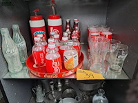 Lot 39 - lot coca cola collectie: glazen flesjes, plateaus, drinkfles - afbeelding 1 van  1