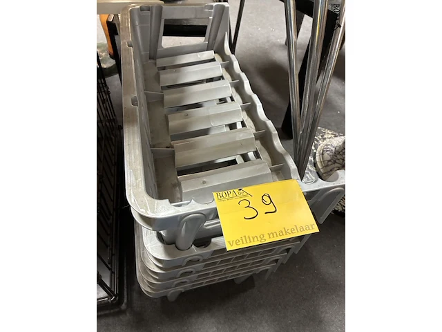 Lot 39 - lot stapelbare kunststoffen flessenhouders - 5 stuks - afbeelding 1 van  3