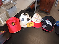 Lot 39 - petten. 6 stuks - afbeelding 1 van  4