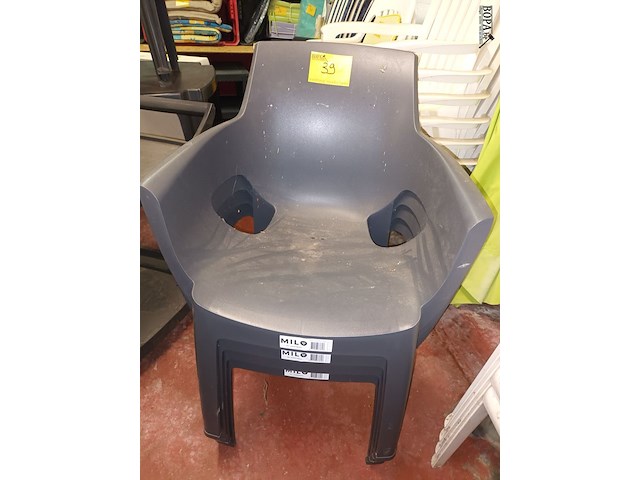 Lot 39 - pvc tuinstoel donkergrijs. 4 stuks - afbeelding 1 van  3