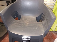 Lot 39 - pvc tuinstoel donkergrijs. 4 stuks - afbeelding 1 van  3