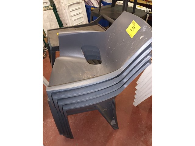 Lot 39 - pvc tuinstoel donkergrijs. 4 stuks - afbeelding 3 van  3