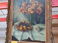 Lot 39 - schilderij bloemen en fruit - afbeelding 1 van  4
