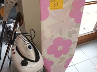 Lot 39 - strijkplank, strijkijzers en vuilnisbak