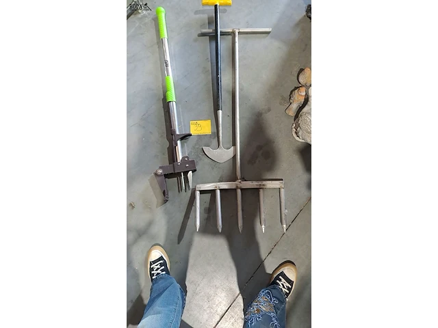 Lot 39 - tuinmateriaal onkruidverwijderaar, graskantsteker en spitvor - afbeelding 1 van  3