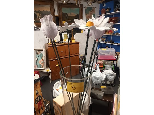 Lot 39 - vaas met kunstbloemen - afbeelding 1 van  4