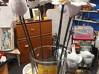 Lot 39 - vaas met kunstbloemen - afbeelding 1 van  4