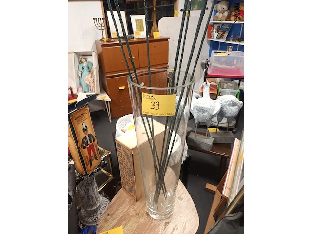 Lot 39 - vaas met kunstbloemen - afbeelding 2 van  4