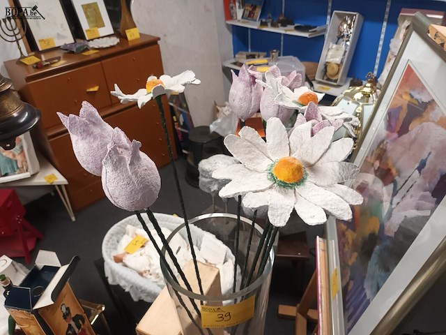 Lot 39 - vaas met kunstbloemen - afbeelding 3 van  4