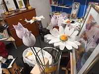 Lot 39 - vaas met kunstbloemen - afbeelding 3 van  4