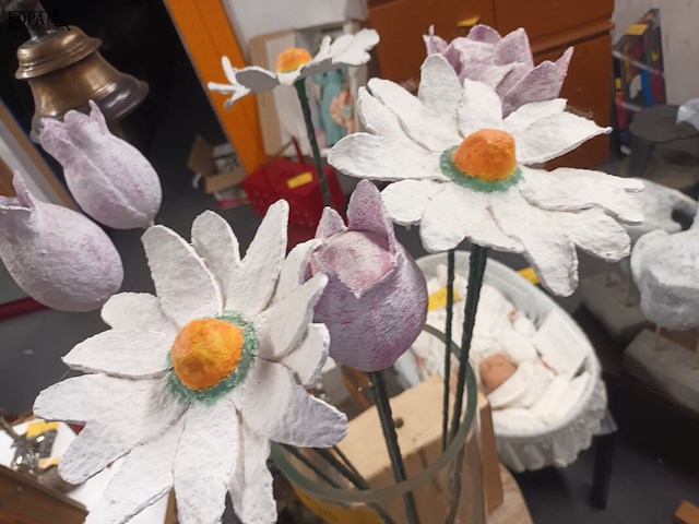 Lot 39 - vaas met kunstbloemen - afbeelding 4 van  4