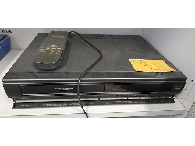 Lot 39 - video cassette speler jvc met afstandsbediening - afbeelding 1 van  4