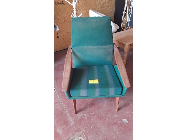 Lot 39 - vintage groene stoffen fauteuil '60 met schuine armleuningen - afbeelding 1 van  3