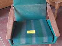 Lot 39 - vintage groene stoffen fauteuil '60 met schuine armleuningen - afbeelding 1 van  3