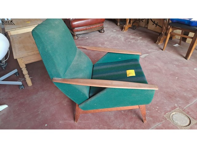Lot 39 - vintage groene stoffen fauteuil '60 met schuine armleuningen - afbeelding 2 van  3