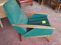 Lot 39 - vintage groene stoffen fauteuil '60 met schuine armleuningen - afbeelding 2 van  3