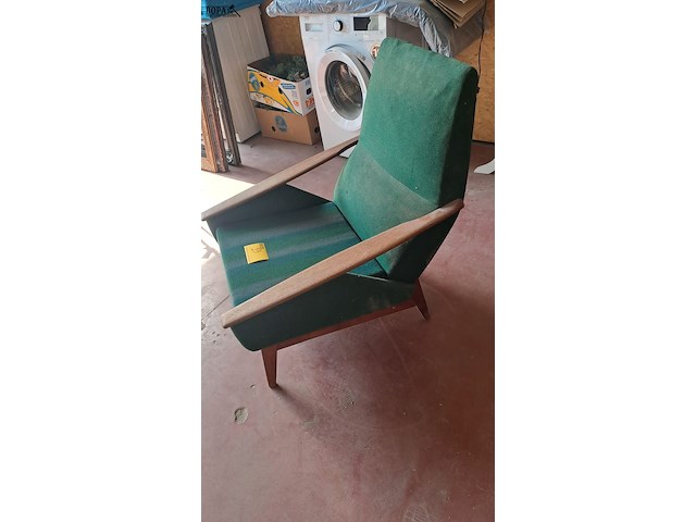 Lot 39 - vintage groene stoffen fauteuil '60 met schuine armleuningen - afbeelding 3 van  3