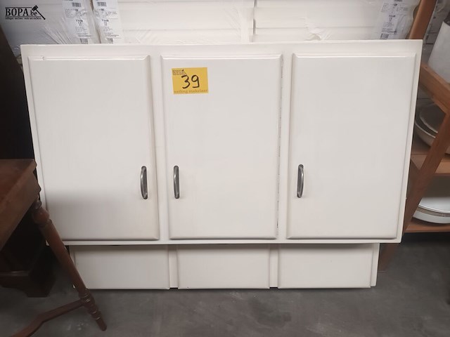 Lot 39 - vintage keukenkast - afbeelding 1 van  4