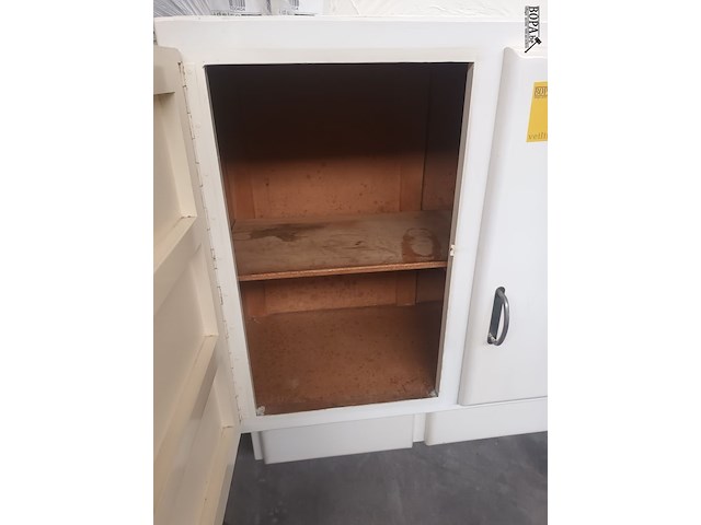 Lot 39 - vintage keukenkast - afbeelding 3 van  4