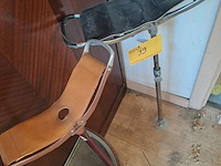 Lot 39 - vintage zitstokken met lederen zitting - afbeelding 2 van  2