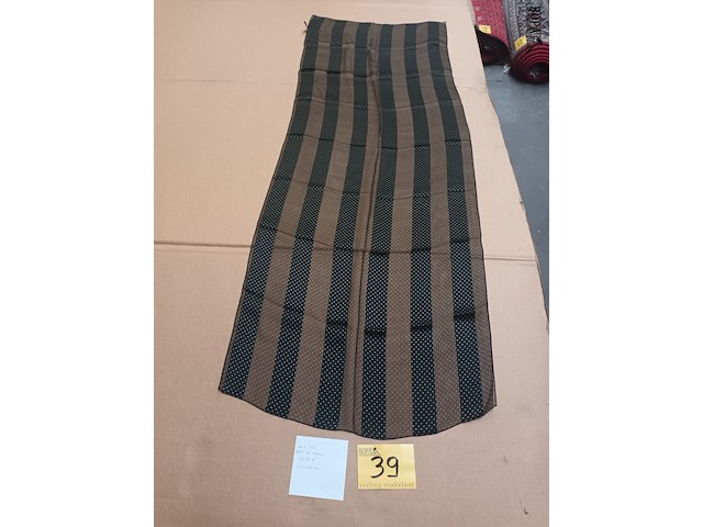 Lot 39 - zijden sjaal - afbeelding 1 van  3