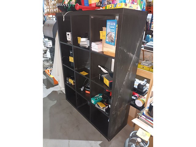 Lot 39 - zwarte vakkenkast - afbeelding 1 van  2