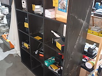 Lot 39 - zwarte vakkenkast - afbeelding 1 van  2