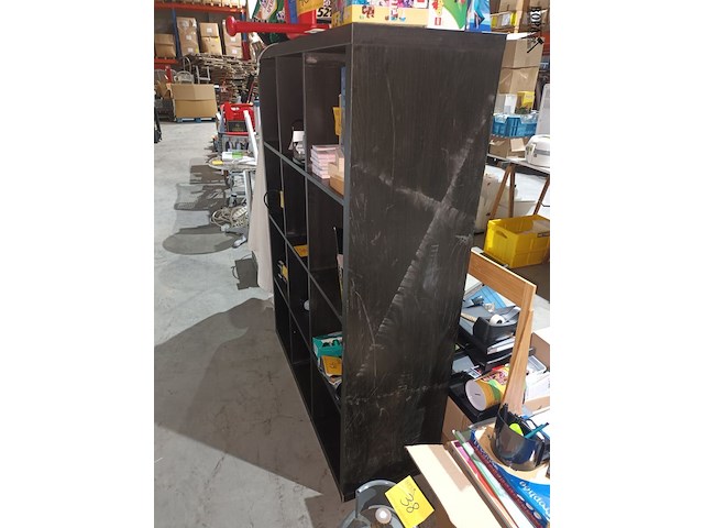 Lot 39 - zwarte vakkenkast - afbeelding 2 van  2