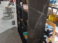 Lot 39 - zwarte vakkenkast - afbeelding 2 van  2