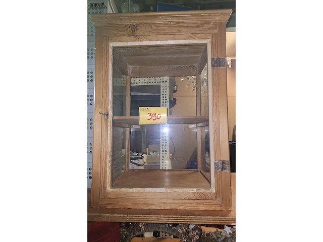 Lot 390 - houten vitrine kastje - afbeelding 1 van  2
