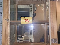 Lot 390 - houten vitrine kastje - afbeelding 1 van  2