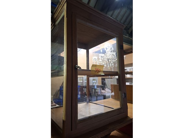 Lot 390 - houten vitrine kastje - afbeelding 2 van  2