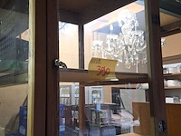 Lot 390 - houten vitrine kastje - afbeelding 2 van  2