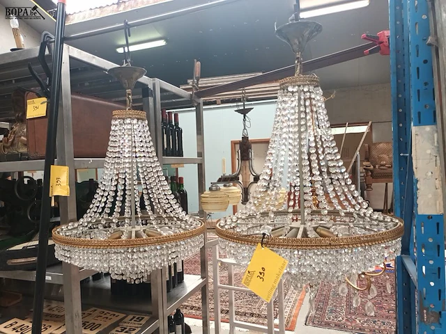 Lot 390 - luchters. 2 stuks - afbeelding 1 van  3