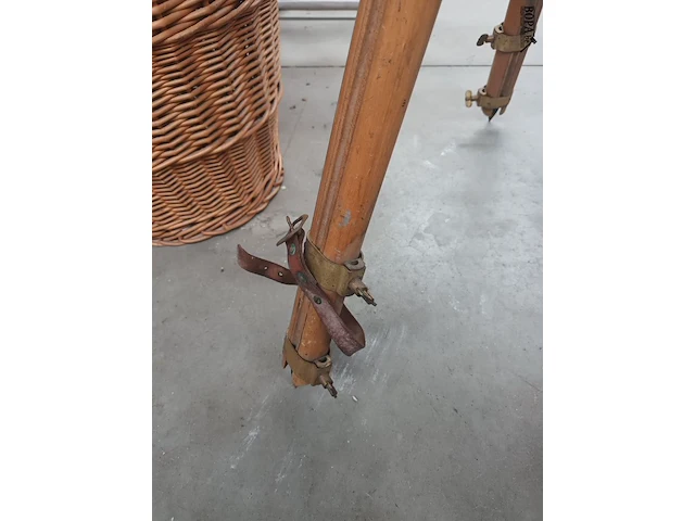 Lot 391 - antiek driepoot statief - afbeelding 3 van  4