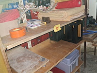 Lot 391 - houten rek met inhoud - afbeelding 1 van  2