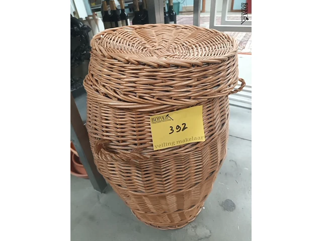 Lot 392 - rieten mand - afbeelding 1 van  3