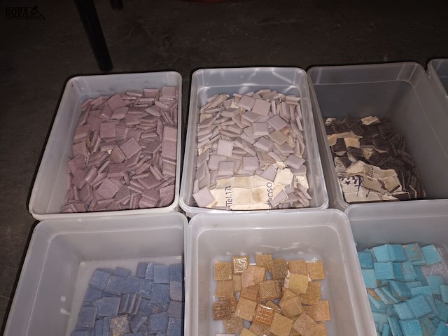 Lot 392 - steentjes voor mozaïek - afbeelding 2 van  4