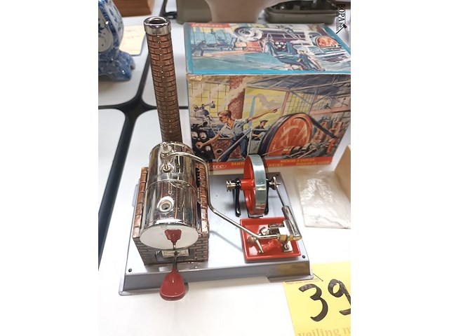 Lot 392 - wilesco steam engine - afbeelding 4 van  5