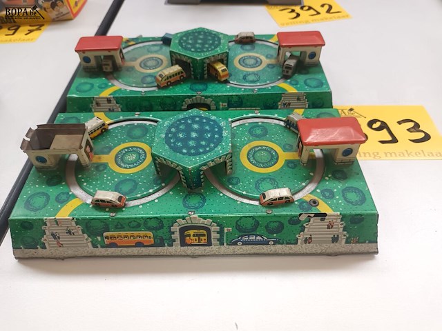 Lot 393 - blikken speelgoed. 2 stuks - afbeelding 2 van  4
